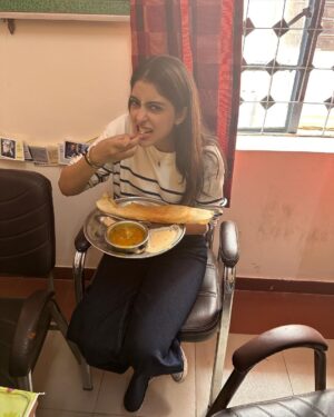 Navya Naveli Nanda Instagram - How this roadshow is going so far… 

#YouGrowGirl a @weareyuvaa roadshow empowered by @lorealparis @lorealindia 🚘❤️

#4 is @chakramm_ rejecting my creative shot taking ideas! 

@tanejamainhoon @yash_pise @shachilapasia @sound_of_incantations @soniab15 @chakramm_ @_gokulpillai @gokul1997 @kevinkennethlee