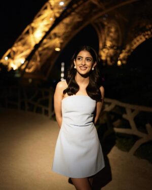 Navya Naveli Nanda Instagram - A night with @lorealparis 💫

📷: @shakeelbinafzal 

Styled by: @alliaalrufai @shubhangini_gupta 
Wearing: @safiyaa_official @stevemaddenindia @iblamebeads 
HMU: @clotildehairstylist