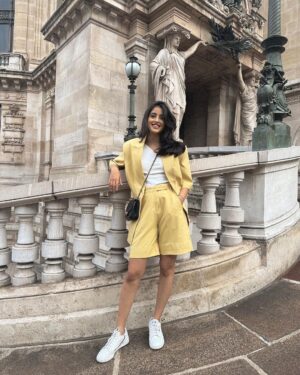 Navya Naveli Nanda Instagram - 4 cups of coffee down… 💛

@alliaalrufai @shubhangini_gupta @lorealparis