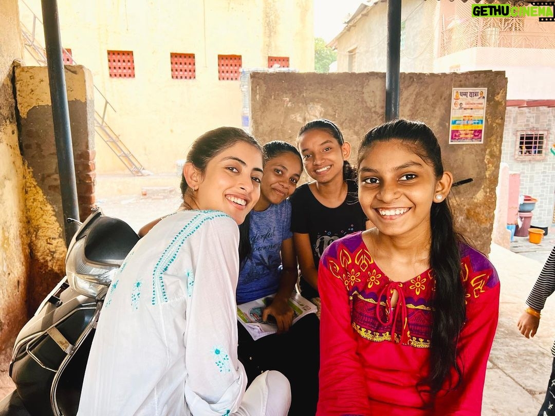 Navya Naveli Nanda Instagram - the happiest faces 😁😆 Mulund