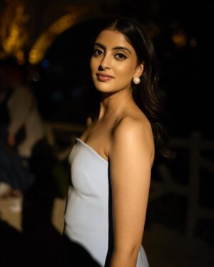 Navya Naveli Nanda Instagram - A night with @lorealparis 💫

📷: @shakeelbinafzal 

Styled by: @alliaalrufai @shubhangini_gupta 
Wearing: @safiyaa_official @stevemaddenindia @iblamebeads 
HMU: @clotildehairstylist