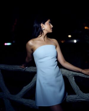 Navya Naveli Nanda Instagram - A night with @lorealparis 💫

📷: @shakeelbinafzal 

Styled by: @alliaalrufai @shubhangini_gupta 
Wearing: @safiyaa_official @stevemaddenindia @iblamebeads 
HMU: @clotildehairstylist