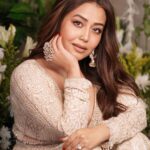 Neha Kakkar Instagram - Thank you all!! #BuheVich 🥺🫶🏻