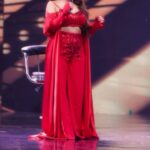 Neha Kakkar Instagram - #BuheVich song getting the cutest Reels made. So happy!! Thank you all 🫶🏻 Stage: #IndiasGotTalent @fremantleindia @sonytvofficial Look: @_jimmyzdesigner_ @ritikavatsmakeupandhair @nargis9052 📸 @prabhatrajput