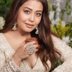 Neha Kakkar Instagram - Thank you all!! #BuheVich 🥺🫶🏻
