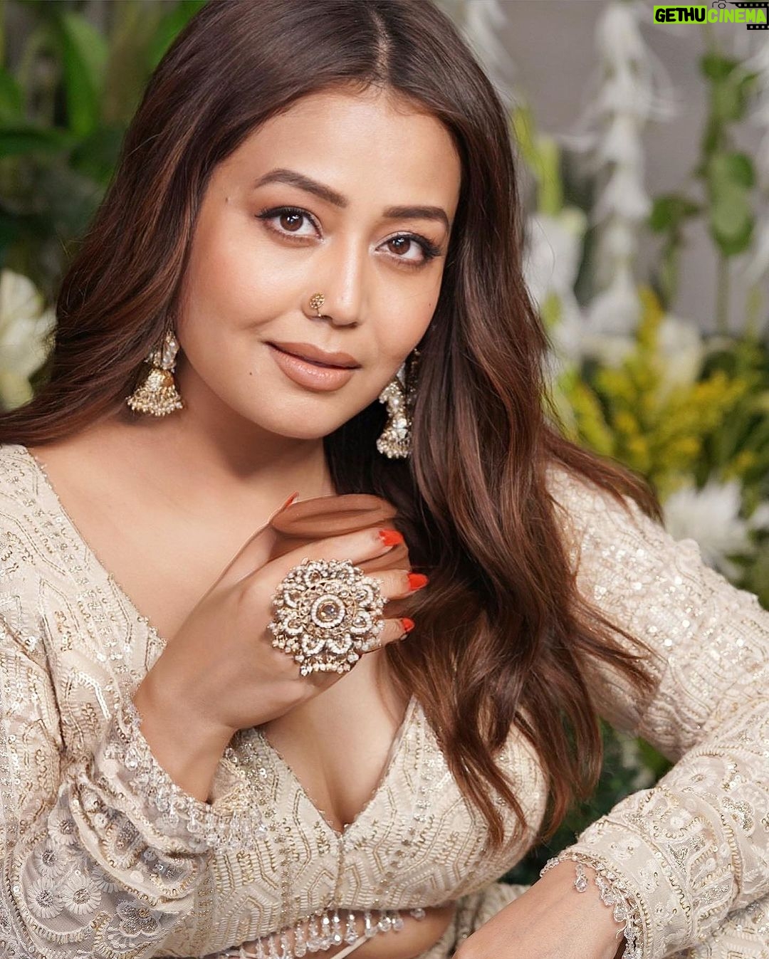 Neha Kakkar Instagram - Thank you all!! #BuheVich 🥺🫶🏻