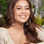 Neha Kakkar Instagram - Thank you all!! #BuheVich 🥺🫶🏻