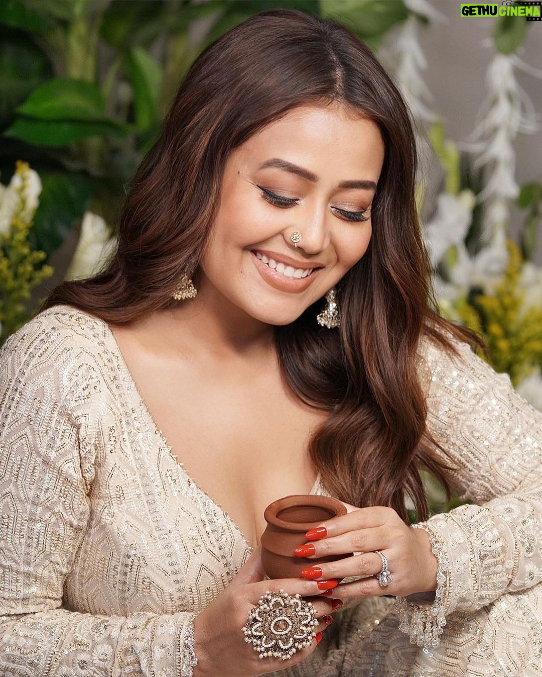 Neha Kakkar Instagram - Thank you all!! #BuheVich 🥺🫶🏻
