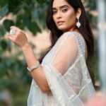 Neha Saxena Instagram - 🕊 @tanyamakeoverofficial @karishmakaakarishma @sk_.click @krupa_jain
