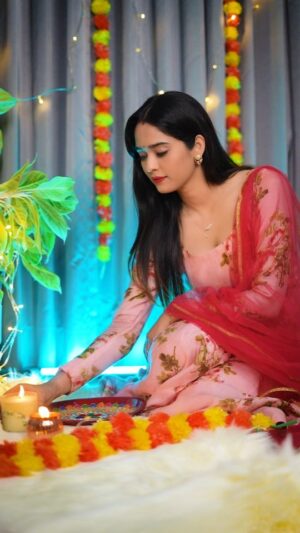 Neha Saxena Instagram - #Ad Upgrade your festive style with minimal jewellery designs by @Caratlane that effortlessly elevate your look ✨ 

Use code "NEHAS5'" and get 5% off on ALL diamond jewellery @CaratLane on min purchase of ₹15,000✨

You can now get upto 5% Instant discount on SBI Credit Cards on Minimum transaction of ₹25,000* till 12th Nov💫
*T&C 

#CaratLane #KhulKeKaroExpress #MyCaratLaneStory #GiftACaratLane
