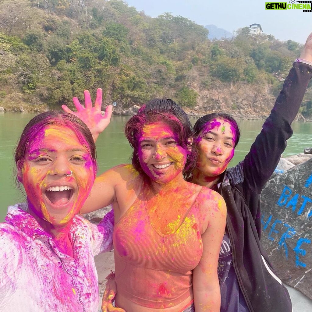 Nidhi Bhanushali Instagram - So grateful for this day to have repeatedly, with out fail, every year filled my life with joy and colours (literally). Happy Holi 🌈 Taking this opportunity to share this cute video @surfingindia & @shreyas__pawar made from last year’s holi. P.s. - Incredibly missing my family and friends back at home. This occasion will always be slightly incomplete without them by my side.