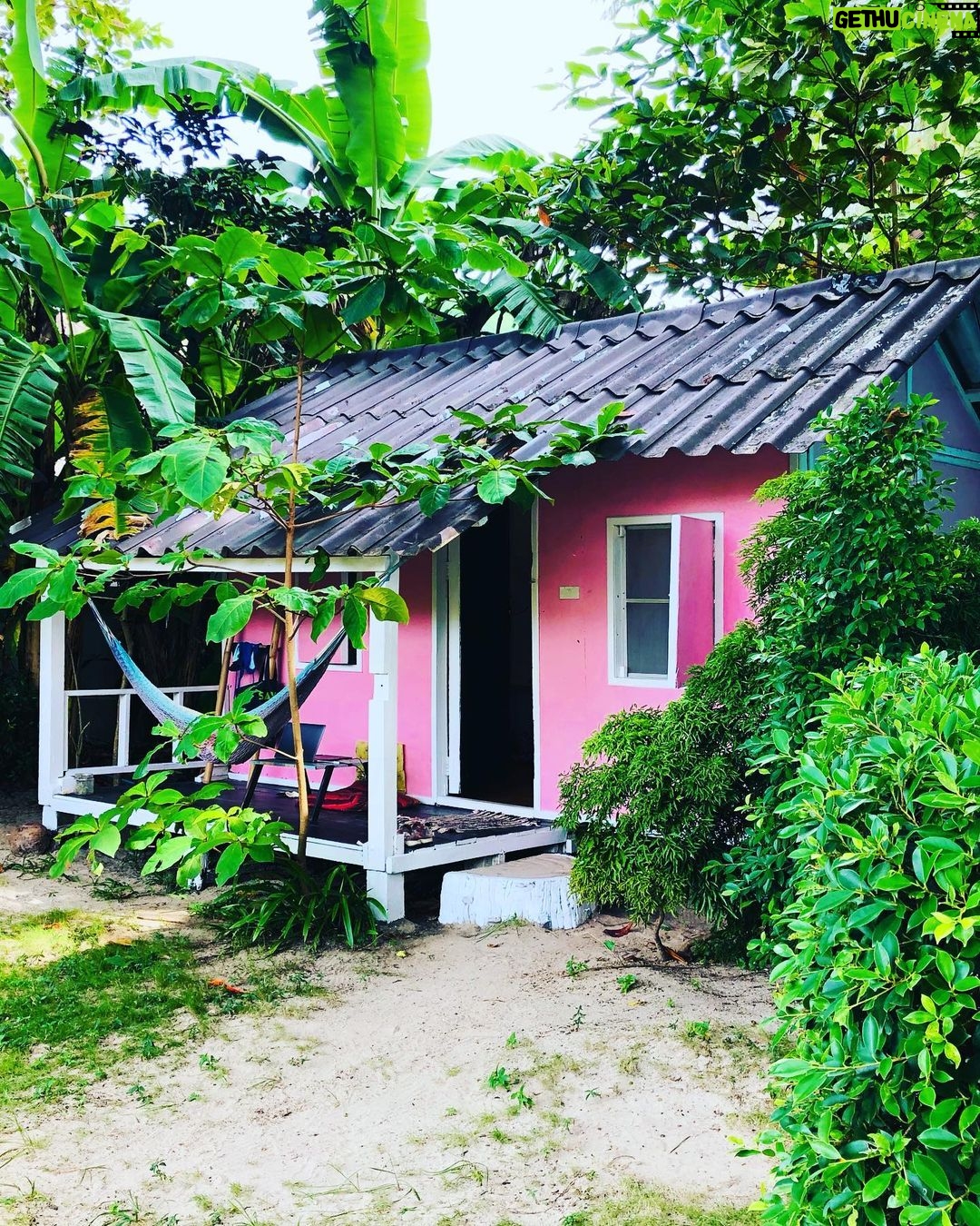 Nidhi Bhanushali Instagram - Painted this beautiful new house that I’m moving into but at what cost. RIP favourite shirt. Koh Phangan เกาะพะง้น