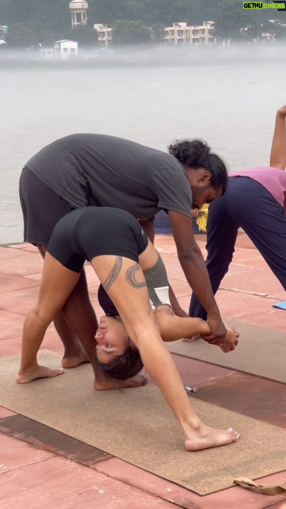 Nidhi Bhanushali Instagram - Om Ashtanga Yog Shala In Rishikesh🙏🥰 #om #yog #nidhibhanushali #yogandmtb #saurabhsingh
