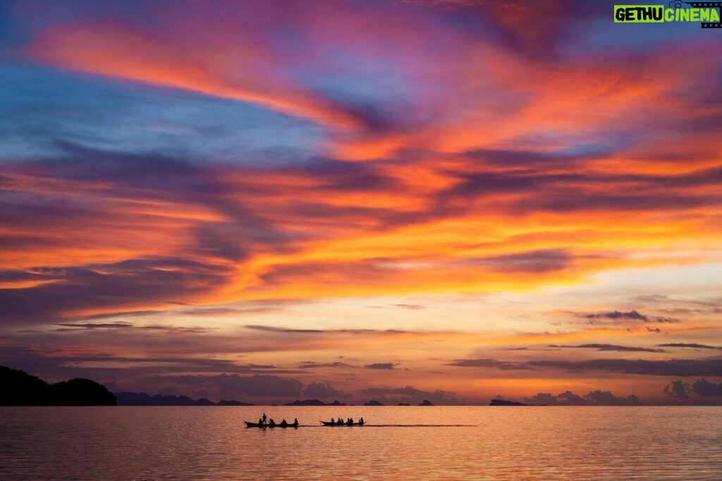 Nidhi Bhanushali Instagram - Dipping into golden waters under the painted sky. #SunsetSwimMagic Koh Phangan เกาะพะง้น