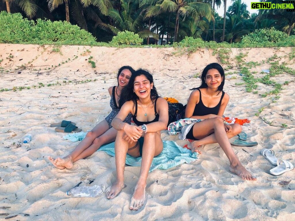 Nidhi Bhanushali Instagram - A weekend with my sisters and em +1s in the land of good surf, great ice cream and incredible sunsets. Wholesome yet incomplete without our girls @nayana_shyam @anveshavij @saumyauniyal_