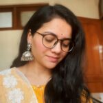 Nidhi Narwal Instagram – Kaise ho? 🌻
#nidhinarwal #lifeofnidhi #poetry #poetrycommunity #spokenword #stories #storytelling #poems #poet #poetsociety #jazbaatijantaa #stories #spokenwordpoetry #love #lifequotes #selfreminder