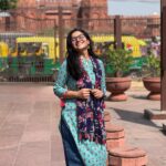 Nidhi Narwal Instagram – Koi mere crush ko bataye ki “Wo ladki” laal kile ke aage khadi hai. 🥲