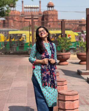 Nidhi Narwal Instagram - Koi mere crush ko bataye ki “Wo ladki” laal kile ke aage khadi hai. 🥲