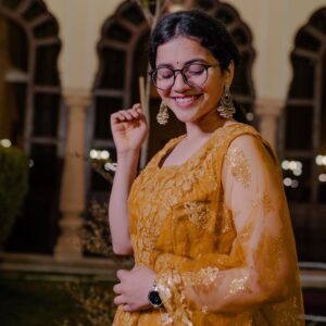 Nidhi Narwal Instagram - पागल होके ये दिल जिस पे मरता है
वो झुमकों पे मरने वाली लड़की है

कैसे प्यार न हो उससे यारों वो तो
दिल के पार उतरने वाली लड़की है 

~ निधि नरवाल ✨

📸 : @thebombaybrigade