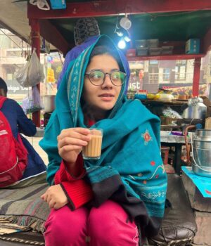 Nidhi Narwal Instagram - Kaanch ke glass mein chai ka swaad badh jaata hai ye meri galat fehmi nahi fact hai. ☕️♥️