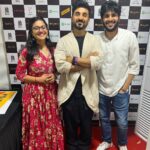 Nidhi Narwal Instagram - The man right next to me is such a terrific vibe to be around. Listening live to @virdas talking about life, art, words and dreams for 45 minutes straight was totally an out of the world experience! ♥️ And the man next to him is also beautiful. @yahyabootwala bohot sundar aur shaandaar aadmi hai. Agar tumhein lagta hai ki inse tumko pyaar nahi hoga toh shayad tum galat ho 🫠 #thingsthathappened at @spokenfest ✨