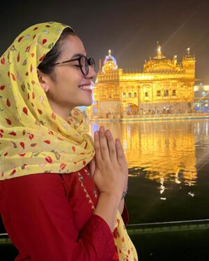 Nidhi Narwal Instagram - Pictures that didn’t make it to the gram before. ♥️✨

PS : ye jhumka toot gaya.

#amritsar #goldentemple