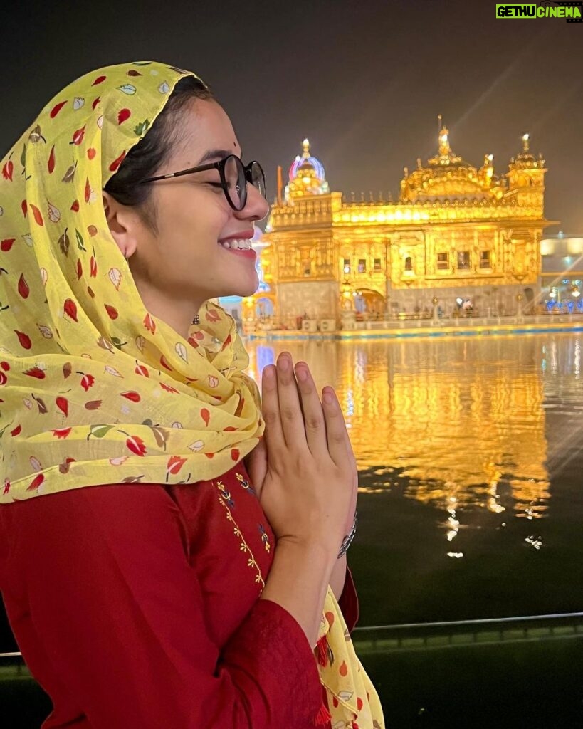 Nidhi Narwal Instagram - Pictures that didn’t make it to the gram before. ♥✨ PS : ye jhumka toot gaya. #amritsar #goldentemple Golden Temple, Amritsar, India