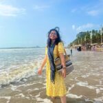 Nidhi Narwal Instagram - 28-08-2022 / MUMBAI / TWO WHOLESOME SHOWS AND TOO MANY WHOLESOME PEOPLE! Ufff! Is shehar ke jitne kisse sunaungi utne kam honge par phir bhi chalo koshish karke dekh lete hain… Yaar sabse pehli baat toh do itne amazing shows huye ki kya bataun. Log aaye aur apne saath itnaa pyaar lekar aaye, mera suitcase aur dil dono bharr chuke hain ekdum! 😂❤️ @chhotaa_packet aur @swastikaarajput ka bohot shukriya ki unhone mujhe apne ghar aur dil mein jagah di. Halka fulka mumbai darshan karaya aur saath bethkar, jazbaat mein behkar, bhaari bharkam baatein kari! Shweta bohot badhiya coffee banati hai, matlab bohot hard! 💯 Thanks to @yahyabootwala ki main mumbai mein bhukhi nahi rahi. Because YAHYA HAI TOH SABNE BHOJAN PAYA HAI! Thanks to @mr.amolgupta for being the partner in gossip. Yaar main agli baar masala lekar aaungi main bata rahi hoon na. Thanks to @rajatsoodpomedy for making me realise very important things, for being the person that he is and for the fact ki wo merse apna winning amount share karne wala hai. 🥹 @shantanuanandpoetry surprised me when he came for the show because I was totally expecting that he would be busy somewhere else. But he came! And he had so many lovely things to say to me,. I’m always going to be grateful for the amount of kindness and love that he brings along with him! 💛 I made @hellyshah_ try a bindi for the very first time and she’s looking so beautiful, hainaaa? YES! But she’s even more beautiful as a person! Thank you @amandeep.khayal for taking out time and coming to the show ON THE SHOW DAY. I’m so glad you liked it! @rahulshah.wav you’re one of the sweetest people that I’ve met (not because you’re a Gujarati) Let’s save the Godpapdi for the next time! 🙃 @nino.mov I missed you! You know I did! But thik hai, go rock n rola with the coca cola! ❤️ And lastly, thanks to Swastika ki Mummy ki unhone mujhe Mumbai mein Delhi ka khana khilaya 😂💖 MUMBAI, YAAR MAIN WAPAS JAA NAHI RAHI … MAIN WAPAS AANE KE LIYE JAA RAHI HOON! 🌊 #jazbaat #justbaatnahijazbaat #nidhinarwal #mumbai