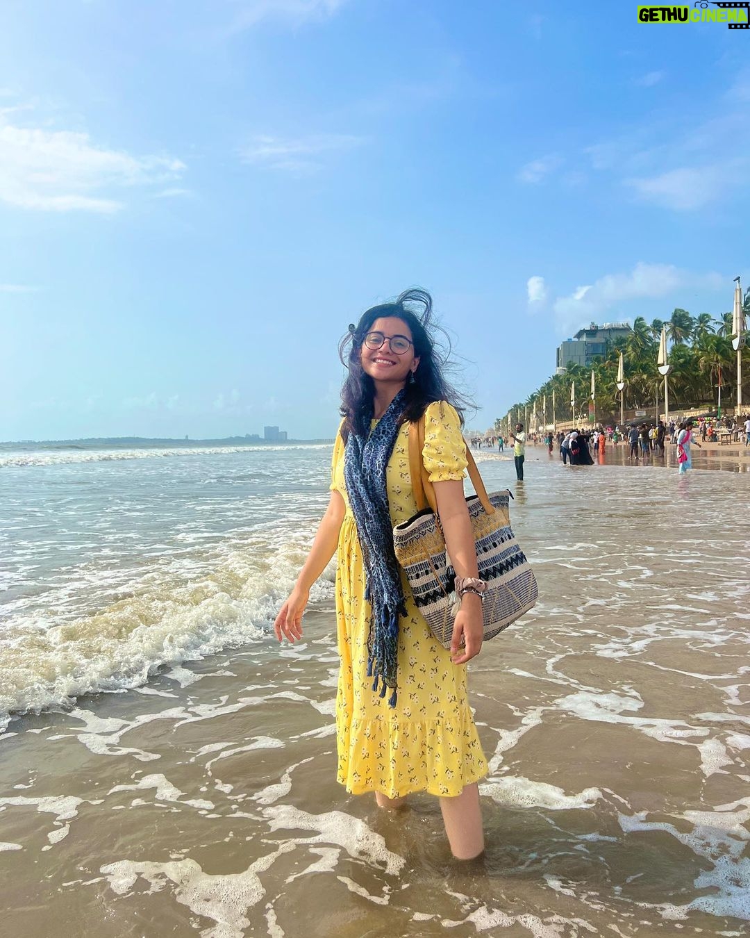 Nidhi Narwal Instagram - 28-08-2022 / MUMBAI / TWO WHOLESOME SHOWS AND TOO MANY WHOLESOME PEOPLE! Ufff! Is shehar ke jitne kisse sunaungi utne kam honge par phir bhi chalo koshish karke dekh lete hain… Yaar sabse pehli baat toh do itne amazing shows huye ki kya bataun. Log aaye aur apne saath itnaa pyaar lekar aaye, mera suitcase aur dil dono bharr chuke hain ekdum! 😂❤️ @chhotaa_packet aur @swastikaarajput ka bohot shukriya ki unhone mujhe apne ghar aur dil mein jagah di. Halka fulka mumbai darshan karaya aur saath bethkar, jazbaat mein behkar, bhaari bharkam baatein kari! Shweta bohot badhiya coffee banati hai, matlab bohot hard! 💯 Thanks to @yahyabootwala ki main mumbai mein bhukhi nahi rahi. Because YAHYA HAI TOH SABNE BHOJAN PAYA HAI! Thanks to @mr.amolgupta for being the partner in gossip. Yaar main agli baar masala lekar aaungi main bata rahi hoon na. Thanks to @rajatsoodpomedy for making me realise very important things, for being the person that he is and for the fact ki wo merse apna winning amount share karne wala hai. 🥹 @shantanuanandpoetry surprised me when he came for the show because I was totally expecting that he would be busy somewhere else. But he came! And he had so many lovely things to say to me,. I’m always going to be grateful for the amount of kindness and love that he brings along with him! 💛 I made @hellyshah_ try a bindi for the very first time and she’s looking so beautiful, hainaaa? YES! But she’s even more beautiful as a person! Thank you @amandeep.khayal for taking out time and coming to the show ON THE SHOW DAY. I’m so glad you liked it! @rahulshah.wav you’re one of the sweetest people that I’ve met (not because you’re a Gujarati) Let’s save the Godpapdi for the next time! 🙃 @nino.mov I missed you! You know I did! But thik hai, go rock n rola with the coca cola! ❤️ And lastly, thanks to Swastika ki Mummy ki unhone mujhe Mumbai mein Delhi ka khana khilaya 😂💖 MUMBAI, YAAR MAIN WAPAS JAA NAHI RAHI … MAIN WAPAS AANE KE LIYE JAA RAHI HOON! 🌊 #jazbaat #justbaatnahijazbaat #nidhinarwal #mumbai