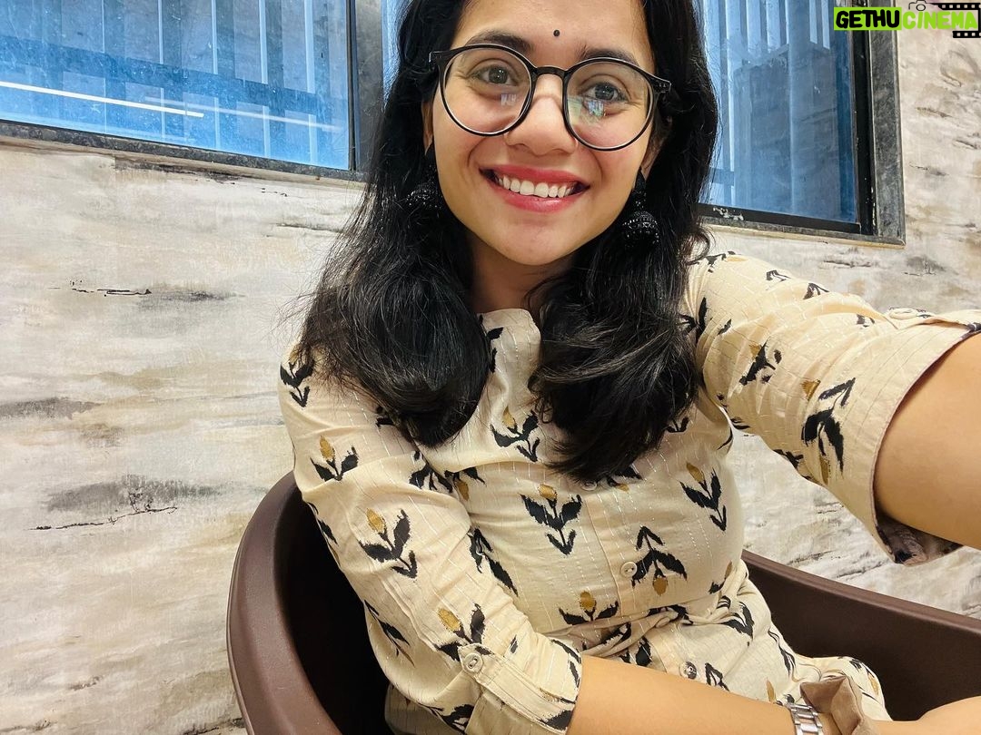 Nidhi Narwal Instagram - 27-08-2022 / SURAT / TWO SOLD OUT SHOWS! 😍 Yaar badkismati se is din zara si tabiyat kharaab thi toh is shehar ko zyada dekh nahi paye. Lekin in logon se toh mile, ye log kamaal hain! Inhone bohot saath diya mera aur dono shows bohot badhiya huye. ❤️ #jazbaat #justbaatnahijazbaat #nidhinarwal #surat Surat, Gujarat