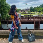 Nidhi Narwal Instagram - 21-08-2022 / PUNE / TWO BACK TO BACK AND PACKEDDD SHOWS! 💖 Pune, I think this city is going to forever remain my favourite city! Ye rahe kuch kisse is shehar ke - Maine travel mein bas ek jodi sandals leke gayi thi jo toot gaye. Us wajah se show mein joote pehen ke jana padaa jo ki pair ko kaat rahe the. Toh show karne se pehle joote utaar diye maine. Audience mein se kuch log impromptu jaake mere liye ye sandals (ya jooti) leke aaye! Matlab kyaaaa hi pyaar yaar 😭 mujhe sandals bohot mushkil se perfect size ki mil paati hain, but ittefaaq se ye wali bina try kiye hi ekdum sahi mili! Maine logon se mazaak mein kaha tha ki mere mic ke sath photos lelena yar koi leta hi nahi hai dhang se! Aur logon ne kya sundar sundar photos khich ke bheje ❤️ Jab Pune se wapas Delhi aa rahi thi toh flight board karte waqt mera boarding pass dekh kar mujhe is ladki ne kaha ki mam aap side mein aajaiye ek minute. Maine poocha usse ki kya issue hai exactly? Toh wo boli ki “aapko seat bohot piche hai, main aapko aage seat dilvati hu” Phir maine pucha ki jo already seat hai usme koi problem hai? Toh wo boli ki “actually mam maine aapko pehchaan liya tha! Main bas boarding pass par aapka naam dekhne ka wait kar rahi thi ki confirm hojaye ki aap hi ho. Bohot accha laga aap se milkar, bohot accha kaam karte ho aap! aap araam se aage baitho! Pune aate rehna please” ❤️ Dost, main tumhara naam puchna bhul gayi, maaf karna uske liye. Par tum yaad rahogi :) Aur basss! Main aa gayi hoon delhi, mera dil reh gaya hai pune ke logon ke paas. Aur akhiri photo mein dekho ki ye shehar upar se kitna khubsoorat lagta hai. Par ye shehar qareeb se aur bhi zyada sundar hai 💖 #nidhinarwal #jazbaat #justbaatnahijazbaat #pune Pune, India