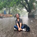 Nidhi Narwal Instagram - Zindagi bohot chhoti hai yar. Waterproof bag khareedo aur barish mein bheegne ke maze lo 💕🌧 #delhikibarish