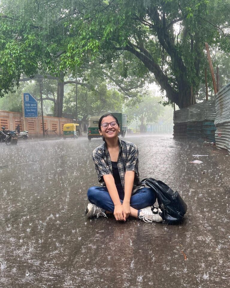 Nidhi Narwal Instagram - Zindagi bohot chhoti hai yar. Waterproof bag khareedo aur barish mein bheegne ke maze lo 💕🌧 #delhikibarish