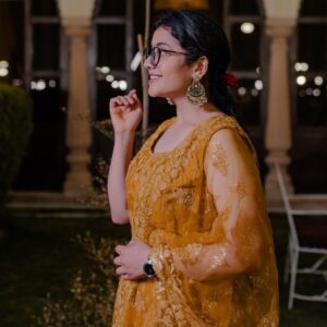 Nidhi Narwal Instagram - पागल होके ये दिल जिस पे मरता है
वो झुमकों पे मरने वाली लड़की है

कैसे प्यार न हो उससे यारों वो तो
दिल के पार उतरने वाली लड़की है 

~ निधि नरवाल ✨

📸 : @thebombaybrigade