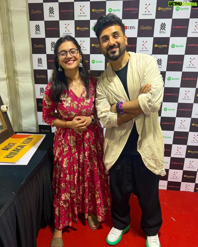 Nidhi Narwal Instagram - The man right next to me is such a terrific vibe to be around. Listening live to @virdas talking about life, art, words and dreams for 45 minutes straight was totally an out of the world experience! ♥ And the man next to him is also beautiful. @yahyabootwala bohot sundar aur shaandaar aadmi hai. Agar tumhein lagta hai ki inse tumko pyaar nahi hoga toh shayad tum galat ho 🫠 #thingsthathappened at @spokenfest ✨