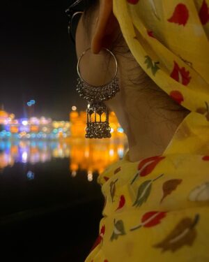 Nidhi Narwal Instagram - Pictures that didn’t make it to the gram before. ♥️✨

PS : ye jhumka toot gaya.

#amritsar #goldentemple