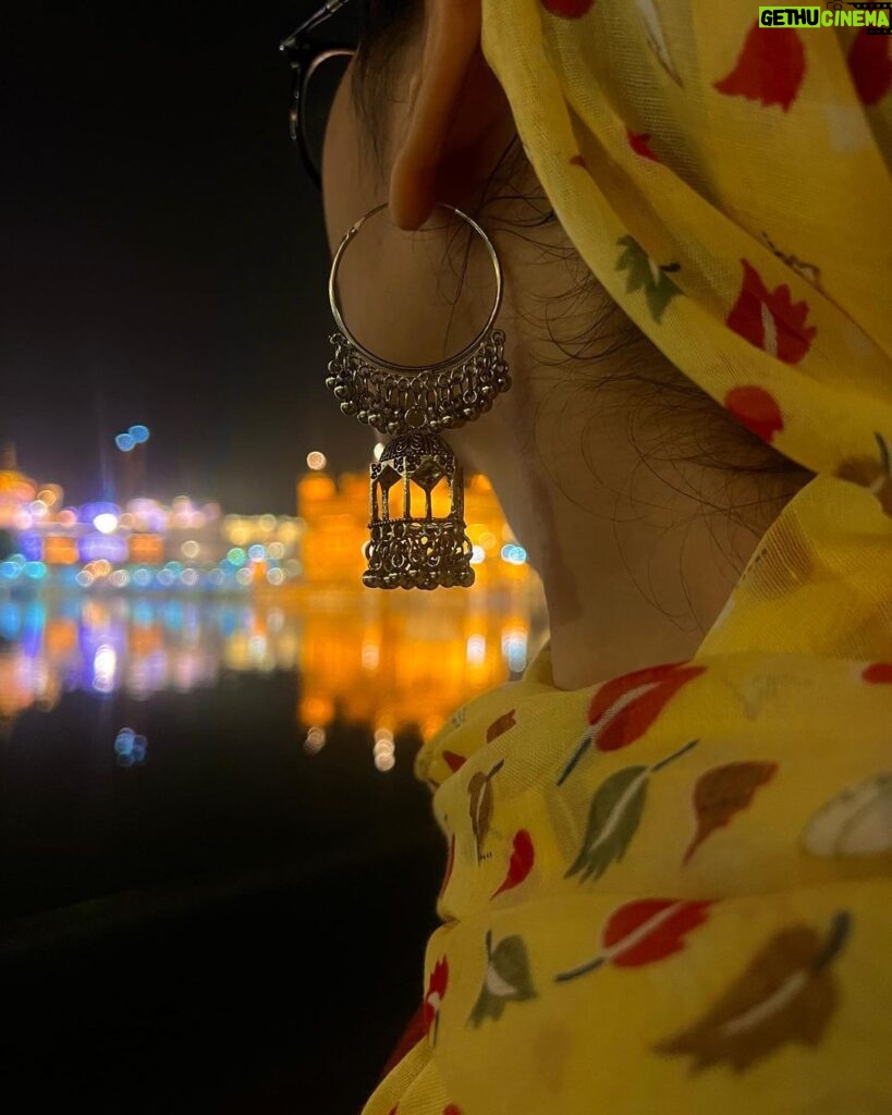 Nidhi Narwal Instagram - Pictures that didn’t make it to the gram before. ♥✨ PS : ye jhumka toot gaya. #amritsar #goldentemple Golden Temple, Amritsar, India