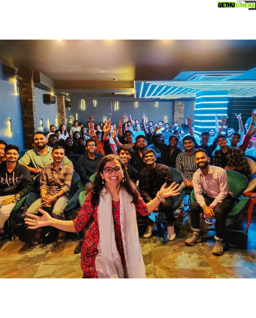 Nidhi Narwal Instagram - 03-09-2022 / INDORE Indore ke log waaqai kaafi pyaare hain! I had such a great time here. Bas pohe, jalebi aur mil jaate toh kya hi baat thi 😅 Thanks to everyone who made this day beautiful! Phir milenge PC : @jayesh_vermaa and @vaibh.s_ #jazbaat #justbaatnahijazbaat #nidhinarwal #indore Indore, India