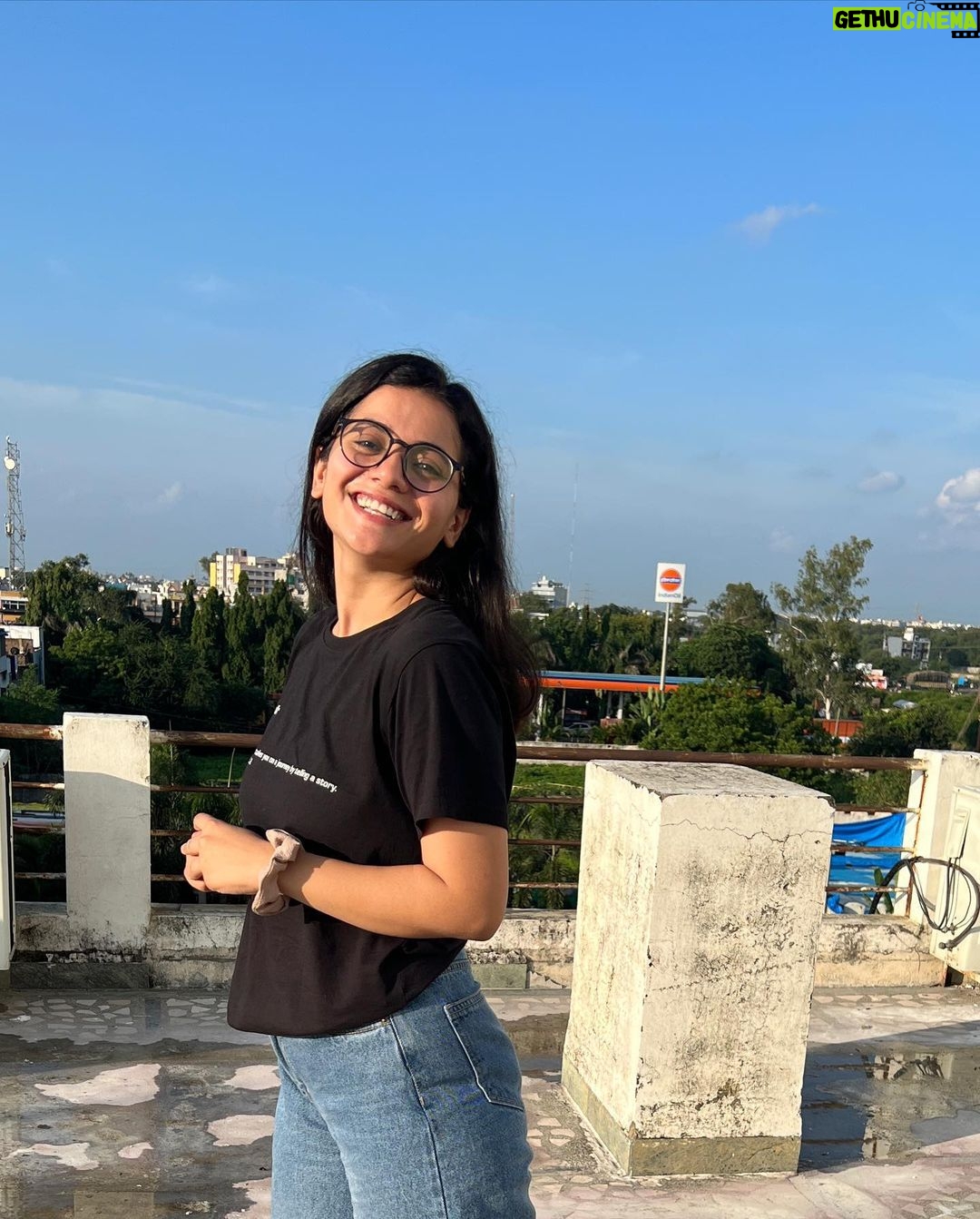 Nidhi Narwal Instagram - 03-09-2022 / INDORE Indore ke log waaqai kaafi pyaare hain! I had such a great time here. Bas pohe, jalebi aur mil jaate toh kya hi baat thi 😅 Thanks to everyone who made this day beautiful! Phir milenge PC : @jayesh_vermaa and @vaibh.s_ #jazbaat #justbaatnahijazbaat #nidhinarwal #indore Indore, India