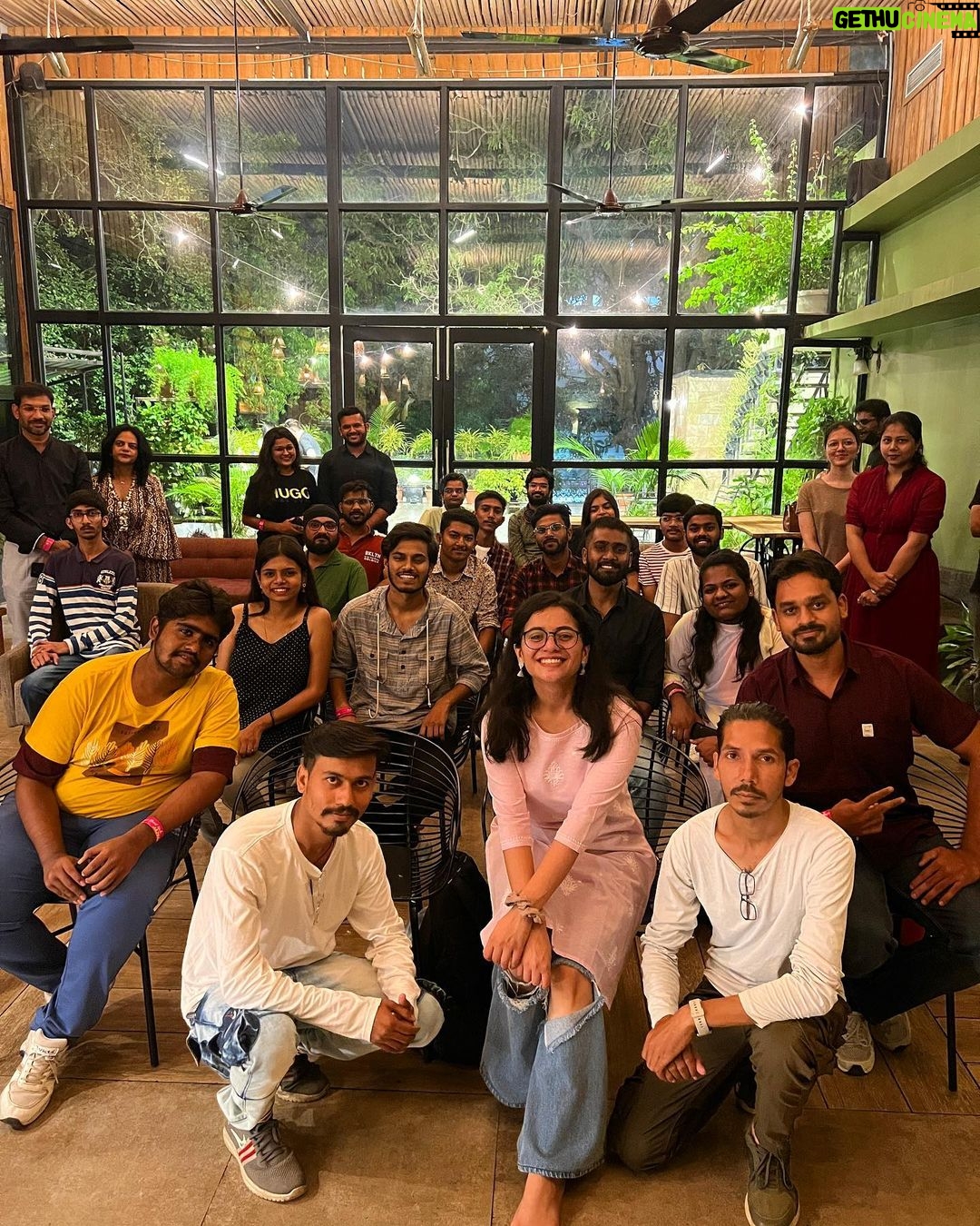 Nidhi Narwal Instagram - 02-09-2022 / BHOPAL Kya hi sundar jagah par show tha! Aur bohot hi khubsoorat log… kaafi mazaa aya! Kaafi kam waqt tha is baar, agli baar zyada waqt lekar aayenge yahan 💛 PS : I had the best paneer butter masala at this place! #jazbaat #justbaatnahijazbaat #nidhinarwal #bhopal Bhopal,india