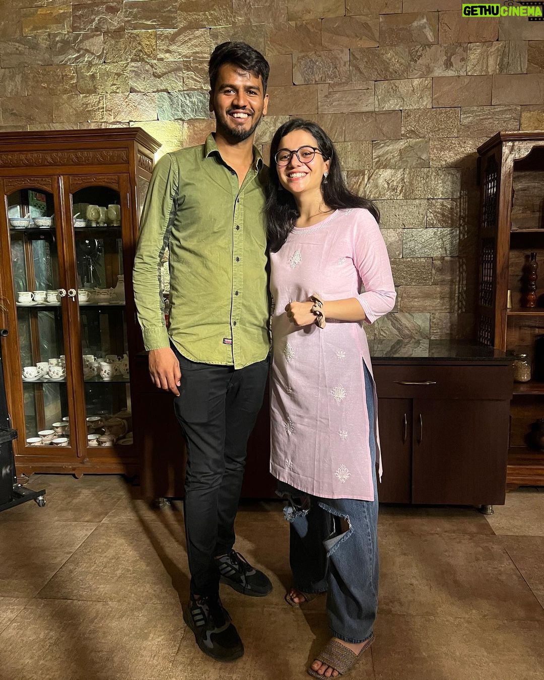 Nidhi Narwal Instagram - 02-09-2022 / BHOPAL Kya hi sundar jagah par show tha! Aur bohot hi khubsoorat log… kaafi mazaa aya! Kaafi kam waqt tha is baar, agli baar zyada waqt lekar aayenge yahan 💛 PS : I had the best paneer butter masala at this place! #jazbaat #justbaatnahijazbaat #nidhinarwal #bhopal Bhopal,india