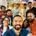 Nidhi Narwal Instagram - 28-08-2022 / MUMBAI / TWO WHOLESOME SHOWS AND TOO MANY WHOLESOME PEOPLE! Ufff! Is shehar ke jitne kisse sunaungi utne kam honge par phir bhi chalo koshish karke dekh lete hain… Yaar sabse pehli baat toh do itne amazing shows huye ki kya bataun. Log aaye aur apne saath itnaa pyaar lekar aaye, mera suitcase aur dil dono bharr chuke hain ekdum! 😂❤️ @chhotaa_packet aur @swastikaarajput ka bohot shukriya ki unhone mujhe apne ghar aur dil mein jagah di. Halka fulka mumbai darshan karaya aur saath bethkar, jazbaat mein behkar, bhaari bharkam baatein kari! Shweta bohot badhiya coffee banati hai, matlab bohot hard! 💯 Thanks to @yahyabootwala ki main mumbai mein bhukhi nahi rahi. Because YAHYA HAI TOH SABNE BHOJAN PAYA HAI! Thanks to @mr.amolgupta for being the partner in gossip. Yaar main agli baar masala lekar aaungi main bata rahi hoon na. Thanks to @rajatsoodpomedy for making me realise very important things, for being the person that he is and for the fact ki wo merse apna winning amount share karne wala hai. 🥹 @shantanuanandpoetry surprised me when he came for the show because I was totally expecting that he would be busy somewhere else. But he came! And he had so many lovely things to say to me,. I’m always going to be grateful for the amount of kindness and love that he brings along with him! 💛 I made @hellyshah_ try a bindi for the very first time and she’s looking so beautiful, hainaaa? YES! But she’s even more beautiful as a person! Thank you @amandeep.khayal for taking out time and coming to the show ON THE SHOW DAY. I’m so glad you liked it! @rahulshah.wav you’re one of the sweetest people that I’ve met (not because you’re a Gujarati) Let’s save the Godpapdi for the next time! 🙃 @nino.mov I missed you! You know I did! But thik hai, go rock n rola with the coca cola! ❤️ And lastly, thanks to Swastika ki Mummy ki unhone mujhe Mumbai mein Delhi ka khana khilaya 😂💖 MUMBAI, YAAR MAIN WAPAS JAA NAHI RAHI … MAIN WAPAS AANE KE LIYE JAA RAHI HOON! 🌊 #jazbaat #justbaatnahijazbaat #nidhinarwal #mumbai