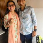 Nidhi Narwal Instagram - 28-08-2022 / MUMBAI / TWO WHOLESOME SHOWS AND TOO MANY WHOLESOME PEOPLE! Ufff! Is shehar ke jitne kisse sunaungi utne kam honge par phir bhi chalo koshish karke dekh lete hain… Yaar sabse pehli baat toh do itne amazing shows huye ki kya bataun. Log aaye aur apne saath itnaa pyaar lekar aaye, mera suitcase aur dil dono bharr chuke hain ekdum! 😂❤️ @chhotaa_packet aur @swastikaarajput ka bohot shukriya ki unhone mujhe apne ghar aur dil mein jagah di. Halka fulka mumbai darshan karaya aur saath bethkar, jazbaat mein behkar, bhaari bharkam baatein kari! Shweta bohot badhiya coffee banati hai, matlab bohot hard! 💯 Thanks to @yahyabootwala ki main mumbai mein bhukhi nahi rahi. Because YAHYA HAI TOH SABNE BHOJAN PAYA HAI! Thanks to @mr.amolgupta for being the partner in gossip. Yaar main agli baar masala lekar aaungi main bata rahi hoon na. Thanks to @rajatsoodpomedy for making me realise very important things, for being the person that he is and for the fact ki wo merse apna winning amount share karne wala hai. 🥹 @shantanuanandpoetry surprised me when he came for the show because I was totally expecting that he would be busy somewhere else. But he came! And he had so many lovely things to say to me,. I’m always going to be grateful for the amount of kindness and love that he brings along with him! 💛 I made @hellyshah_ try a bindi for the very first time and she’s looking so beautiful, hainaaa? YES! But she’s even more beautiful as a person! Thank you @amandeep.khayal for taking out time and coming to the show ON THE SHOW DAY. I’m so glad you liked it! @rahulshah.wav you’re one of the sweetest people that I’ve met (not because you’re a Gujarati) Let’s save the Godpapdi for the next time! 🙃 @nino.mov I missed you! You know I did! But thik hai, go rock n rola with the coca cola! ❤️ And lastly, thanks to Swastika ki Mummy ki unhone mujhe Mumbai mein Delhi ka khana khilaya 😂💖 MUMBAI, YAAR MAIN WAPAS JAA NAHI RAHI … MAIN WAPAS AANE KE LIYE JAA RAHI HOON! 🌊 #jazbaat #justbaatnahijazbaat #nidhinarwal #mumbai