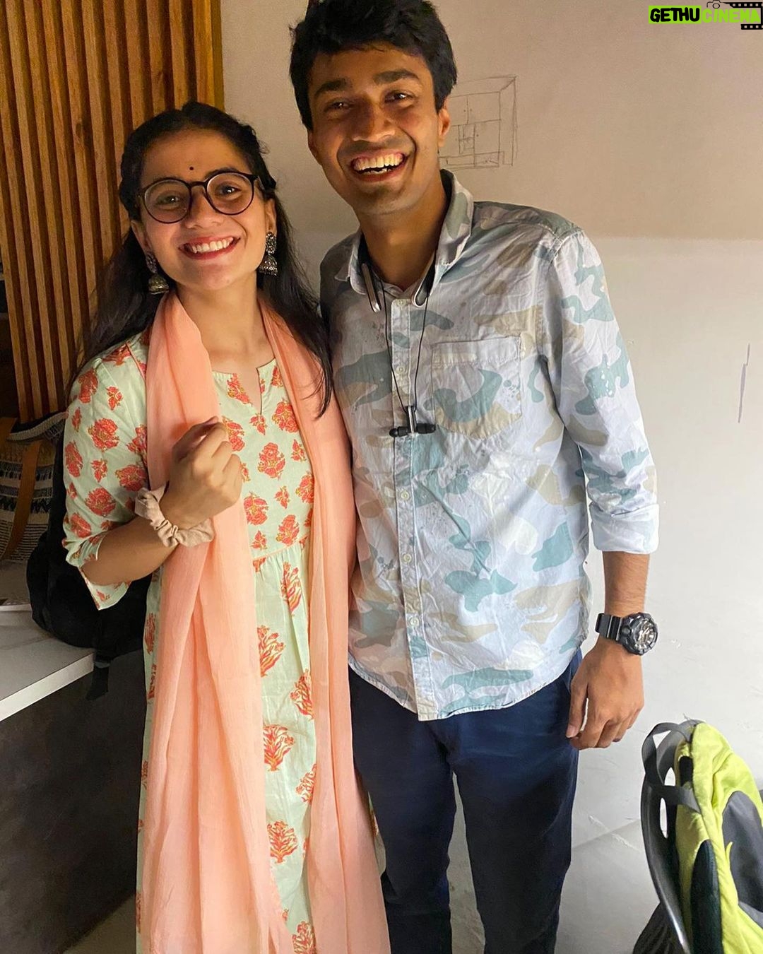 Nidhi Narwal Instagram - 28-08-2022 / MUMBAI / TWO WHOLESOME SHOWS AND TOO MANY WHOLESOME PEOPLE! Ufff! Is shehar ke jitne kisse sunaungi utne kam honge par phir bhi chalo koshish karke dekh lete hain… Yaar sabse pehli baat toh do itne amazing shows huye ki kya bataun. Log aaye aur apne saath itnaa pyaar lekar aaye, mera suitcase aur dil dono bharr chuke hain ekdum! 😂❤️ @chhotaa_packet aur @swastikaarajput ka bohot shukriya ki unhone mujhe apne ghar aur dil mein jagah di. Halka fulka mumbai darshan karaya aur saath bethkar, jazbaat mein behkar, bhaari bharkam baatein kari! Shweta bohot badhiya coffee banati hai, matlab bohot hard! 💯 Thanks to @yahyabootwala ki main mumbai mein bhukhi nahi rahi. Because YAHYA HAI TOH SABNE BHOJAN PAYA HAI! Thanks to @mr.amolgupta for being the partner in gossip. Yaar main agli baar masala lekar aaungi main bata rahi hoon na. Thanks to @rajatsoodpomedy for making me realise very important things, for being the person that he is and for the fact ki wo merse apna winning amount share karne wala hai. 🥹 @shantanuanandpoetry surprised me when he came for the show because I was totally expecting that he would be busy somewhere else. But he came! And he had so many lovely things to say to me,. I’m always going to be grateful for the amount of kindness and love that he brings along with him! 💛 I made @hellyshah_ try a bindi for the very first time and she’s looking so beautiful, hainaaa? YES! But she’s even more beautiful as a person! Thank you @amandeep.khayal for taking out time and coming to the show ON THE SHOW DAY. I’m so glad you liked it! @rahulshah.wav you’re one of the sweetest people that I’ve met (not because you’re a Gujarati) Let’s save the Godpapdi for the next time! 🙃 @nino.mov I missed you! You know I did! But thik hai, go rock n rola with the coca cola! ❤️ And lastly, thanks to Swastika ki Mummy ki unhone mujhe Mumbai mein Delhi ka khana khilaya 😂💖 MUMBAI, YAAR MAIN WAPAS JAA NAHI RAHI … MAIN WAPAS AANE KE LIYE JAA RAHI HOON! 🌊 #jazbaat #justbaatnahijazbaat #nidhinarwal #mumbai
