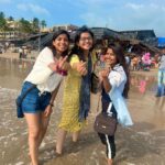 Nidhi Narwal Instagram - 28-08-2022 / MUMBAI / TWO WHOLESOME SHOWS AND TOO MANY WHOLESOME PEOPLE! Ufff! Is shehar ke jitne kisse sunaungi utne kam honge par phir bhi chalo koshish karke dekh lete hain… Yaar sabse pehli baat toh do itne amazing shows huye ki kya bataun. Log aaye aur apne saath itnaa pyaar lekar aaye, mera suitcase aur dil dono bharr chuke hain ekdum! 😂❤️ @chhotaa_packet aur @swastikaarajput ka bohot shukriya ki unhone mujhe apne ghar aur dil mein jagah di. Halka fulka mumbai darshan karaya aur saath bethkar, jazbaat mein behkar, bhaari bharkam baatein kari! Shweta bohot badhiya coffee banati hai, matlab bohot hard! 💯 Thanks to @yahyabootwala ki main mumbai mein bhukhi nahi rahi. Because YAHYA HAI TOH SABNE BHOJAN PAYA HAI! Thanks to @mr.amolgupta for being the partner in gossip. Yaar main agli baar masala lekar aaungi main bata rahi hoon na. Thanks to @rajatsoodpomedy for making me realise very important things, for being the person that he is and for the fact ki wo merse apna winning amount share karne wala hai. 🥹 @shantanuanandpoetry surprised me when he came for the show because I was totally expecting that he would be busy somewhere else. But he came! And he had so many lovely things to say to me,. I’m always going to be grateful for the amount of kindness and love that he brings along with him! 💛 I made @hellyshah_ try a bindi for the very first time and she’s looking so beautiful, hainaaa? YES! But she’s even more beautiful as a person! Thank you @amandeep.khayal for taking out time and coming to the show ON THE SHOW DAY. I’m so glad you liked it! @rahulshah.wav you’re one of the sweetest people that I’ve met (not because you’re a Gujarati) Let’s save the Godpapdi for the next time! 🙃 @nino.mov I missed you! You know I did! But thik hai, go rock n rola with the coca cola! ❤️ And lastly, thanks to Swastika ki Mummy ki unhone mujhe Mumbai mein Delhi ka khana khilaya 😂💖 MUMBAI, YAAR MAIN WAPAS JAA NAHI RAHI … MAIN WAPAS AANE KE LIYE JAA RAHI HOON! 🌊 #jazbaat #justbaatnahijazbaat #nidhinarwal #mumbai