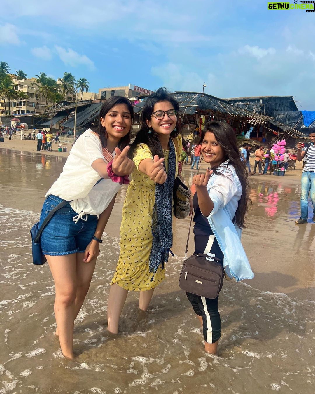 Nidhi Narwal Instagram - 28-08-2022 / MUMBAI / TWO WHOLESOME SHOWS AND TOO MANY WHOLESOME PEOPLE! Ufff! Is shehar ke jitne kisse sunaungi utne kam honge par phir bhi chalo koshish karke dekh lete hain… Yaar sabse pehli baat toh do itne amazing shows huye ki kya bataun. Log aaye aur apne saath itnaa pyaar lekar aaye, mera suitcase aur dil dono bharr chuke hain ekdum! 😂❤️ @chhotaa_packet aur @swastikaarajput ka bohot shukriya ki unhone mujhe apne ghar aur dil mein jagah di. Halka fulka mumbai darshan karaya aur saath bethkar, jazbaat mein behkar, bhaari bharkam baatein kari! Shweta bohot badhiya coffee banati hai, matlab bohot hard! 💯 Thanks to @yahyabootwala ki main mumbai mein bhukhi nahi rahi. Because YAHYA HAI TOH SABNE BHOJAN PAYA HAI! Thanks to @mr.amolgupta for being the partner in gossip. Yaar main agli baar masala lekar aaungi main bata rahi hoon na. Thanks to @rajatsoodpomedy for making me realise very important things, for being the person that he is and for the fact ki wo merse apna winning amount share karne wala hai. 🥹 @shantanuanandpoetry surprised me when he came for the show because I was totally expecting that he would be busy somewhere else. But he came! And he had so many lovely things to say to me,. I’m always going to be grateful for the amount of kindness and love that he brings along with him! 💛 I made @hellyshah_ try a bindi for the very first time and she’s looking so beautiful, hainaaa? YES! But she’s even more beautiful as a person! Thank you @amandeep.khayal for taking out time and coming to the show ON THE SHOW DAY. I’m so glad you liked it! @rahulshah.wav you’re one of the sweetest people that I’ve met (not because you’re a Gujarati) Let’s save the Godpapdi for the next time! 🙃 @nino.mov I missed you! You know I did! But thik hai, go rock n rola with the coca cola! ❤️ And lastly, thanks to Swastika ki Mummy ki unhone mujhe Mumbai mein Delhi ka khana khilaya 😂💖 MUMBAI, YAAR MAIN WAPAS JAA NAHI RAHI … MAIN WAPAS AANE KE LIYE JAA RAHI HOON! 🌊 #jazbaat #justbaatnahijazbaat #nidhinarwal #mumbai