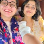 Nidhi Narwal Instagram - 28-08-2022 / MUMBAI / TWO WHOLESOME SHOWS AND TOO MANY WHOLESOME PEOPLE! Ufff! Is shehar ke jitne kisse sunaungi utne kam honge par phir bhi chalo koshish karke dekh lete hain… Yaar sabse pehli baat toh do itne amazing shows huye ki kya bataun. Log aaye aur apne saath itnaa pyaar lekar aaye, mera suitcase aur dil dono bharr chuke hain ekdum! 😂❤️ @chhotaa_packet aur @swastikaarajput ka bohot shukriya ki unhone mujhe apne ghar aur dil mein jagah di. Halka fulka mumbai darshan karaya aur saath bethkar, jazbaat mein behkar, bhaari bharkam baatein kari! Shweta bohot badhiya coffee banati hai, matlab bohot hard! 💯 Thanks to @yahyabootwala ki main mumbai mein bhukhi nahi rahi. Because YAHYA HAI TOH SABNE BHOJAN PAYA HAI! Thanks to @mr.amolgupta for being the partner in gossip. Yaar main agli baar masala lekar aaungi main bata rahi hoon na. Thanks to @rajatsoodpomedy for making me realise very important things, for being the person that he is and for the fact ki wo merse apna winning amount share karne wala hai. 🥹 @shantanuanandpoetry surprised me when he came for the show because I was totally expecting that he would be busy somewhere else. But he came! And he had so many lovely things to say to me,. I’m always going to be grateful for the amount of kindness and love that he brings along with him! 💛 I made @hellyshah_ try a bindi for the very first time and she’s looking so beautiful, hainaaa? YES! But she’s even more beautiful as a person! Thank you @amandeep.khayal for taking out time and coming to the show ON THE SHOW DAY. I’m so glad you liked it! @rahulshah.wav you’re one of the sweetest people that I’ve met (not because you’re a Gujarati) Let’s save the Godpapdi for the next time! 🙃 @nino.mov I missed you! You know I did! But thik hai, go rock n rola with the coca cola! ❤️ And lastly, thanks to Swastika ki Mummy ki unhone mujhe Mumbai mein Delhi ka khana khilaya 😂💖 MUMBAI, YAAR MAIN WAPAS JAA NAHI RAHI … MAIN WAPAS AANE KE LIYE JAA RAHI HOON! 🌊 #jazbaat #justbaatnahijazbaat #nidhinarwal #mumbai
