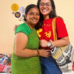 Nidhi Narwal Instagram - 28-08-2022 / MUMBAI / TWO WHOLESOME SHOWS AND TOO MANY WHOLESOME PEOPLE! Ufff! Is shehar ke jitne kisse sunaungi utne kam honge par phir bhi chalo koshish karke dekh lete hain… Yaar sabse pehli baat toh do itne amazing shows huye ki kya bataun. Log aaye aur apne saath itnaa pyaar lekar aaye, mera suitcase aur dil dono bharr chuke hain ekdum! 😂❤️ @chhotaa_packet aur @swastikaarajput ka bohot shukriya ki unhone mujhe apne ghar aur dil mein jagah di. Halka fulka mumbai darshan karaya aur saath bethkar, jazbaat mein behkar, bhaari bharkam baatein kari! Shweta bohot badhiya coffee banati hai, matlab bohot hard! 💯 Thanks to @yahyabootwala ki main mumbai mein bhukhi nahi rahi. Because YAHYA HAI TOH SABNE BHOJAN PAYA HAI! Thanks to @mr.amolgupta for being the partner in gossip. Yaar main agli baar masala lekar aaungi main bata rahi hoon na. Thanks to @rajatsoodpomedy for making me realise very important things, for being the person that he is and for the fact ki wo merse apna winning amount share karne wala hai. 🥹 @shantanuanandpoetry surprised me when he came for the show because I was totally expecting that he would be busy somewhere else. But he came! And he had so many lovely things to say to me,. I’m always going to be grateful for the amount of kindness and love that he brings along with him! 💛 I made @hellyshah_ try a bindi for the very first time and she’s looking so beautiful, hainaaa? YES! But she’s even more beautiful as a person! Thank you @amandeep.khayal for taking out time and coming to the show ON THE SHOW DAY. I’m so glad you liked it! @rahulshah.wav you’re one of the sweetest people that I’ve met (not because you’re a Gujarati) Let’s save the Godpapdi for the next time! 🙃 @nino.mov I missed you! You know I did! But thik hai, go rock n rola with the coca cola! ❤️ And lastly, thanks to Swastika ki Mummy ki unhone mujhe Mumbai mein Delhi ka khana khilaya 😂💖 MUMBAI, YAAR MAIN WAPAS JAA NAHI RAHI … MAIN WAPAS AANE KE LIYE JAA RAHI HOON! 🌊 #jazbaat #justbaatnahijazbaat #nidhinarwal #mumbai