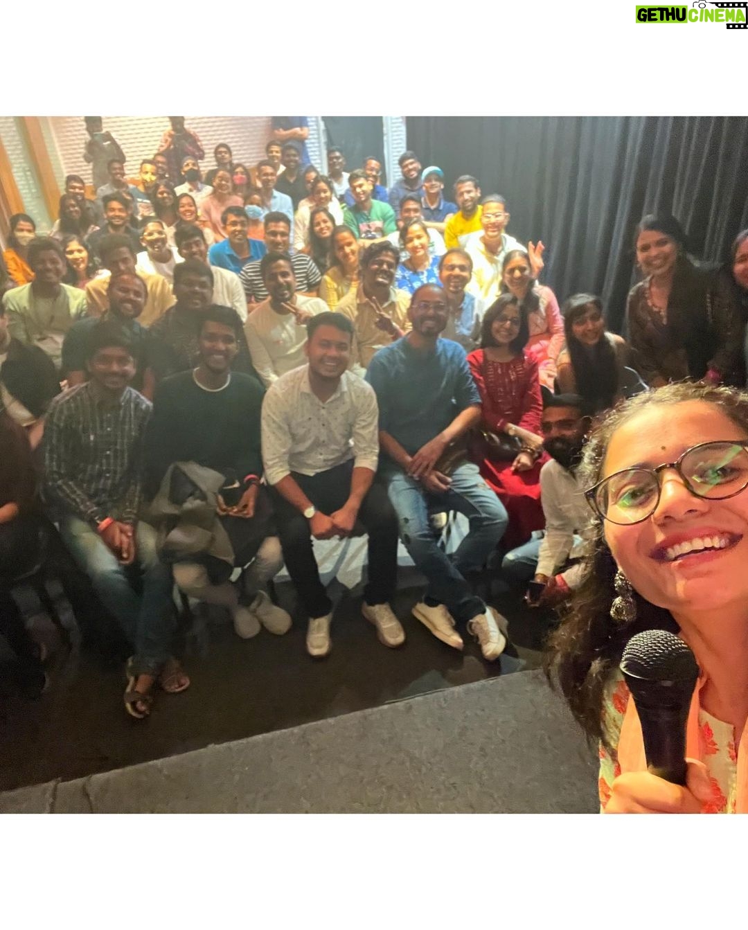 Nidhi Narwal Instagram - 28-08-2022 / MUMBAI / TWO WHOLESOME SHOWS AND TOO MANY WHOLESOME PEOPLE! Ufff! Is shehar ke jitne kisse sunaungi utne kam honge par phir bhi chalo koshish karke dekh lete hain… Yaar sabse pehli baat toh do itne amazing shows huye ki kya bataun. Log aaye aur apne saath itnaa pyaar lekar aaye, mera suitcase aur dil dono bharr chuke hain ekdum! 😂❤️ @chhotaa_packet aur @swastikaarajput ka bohot shukriya ki unhone mujhe apne ghar aur dil mein jagah di. Halka fulka mumbai darshan karaya aur saath bethkar, jazbaat mein behkar, bhaari bharkam baatein kari! Shweta bohot badhiya coffee banati hai, matlab bohot hard! 💯 Thanks to @yahyabootwala ki main mumbai mein bhukhi nahi rahi. Because YAHYA HAI TOH SABNE BHOJAN PAYA HAI! Thanks to @mr.amolgupta for being the partner in gossip. Yaar main agli baar masala lekar aaungi main bata rahi hoon na. Thanks to @rajatsoodpomedy for making me realise very important things, for being the person that he is and for the fact ki wo merse apna winning amount share karne wala hai. 🥹 @shantanuanandpoetry surprised me when he came for the show because I was totally expecting that he would be busy somewhere else. But he came! And he had so many lovely things to say to me,. I’m always going to be grateful for the amount of kindness and love that he brings along with him! 💛 I made @hellyshah_ try a bindi for the very first time and she’s looking so beautiful, hainaaa? YES! But she’s even more beautiful as a person! Thank you @amandeep.khayal for taking out time and coming to the show ON THE SHOW DAY. I’m so glad you liked it! @rahulshah.wav you’re one of the sweetest people that I’ve met (not because you’re a Gujarati) Let’s save the Godpapdi for the next time! 🙃 @nino.mov I missed you! You know I did! But thik hai, go rock n rola with the coca cola! ❤️ And lastly, thanks to Swastika ki Mummy ki unhone mujhe Mumbai mein Delhi ka khana khilaya 😂💖 MUMBAI, YAAR MAIN WAPAS JAA NAHI RAHI … MAIN WAPAS AANE KE LIYE JAA RAHI HOON! 🌊 #jazbaat #justbaatnahijazbaat #nidhinarwal #mumbai