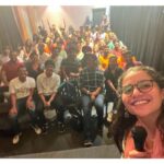 Nidhi Narwal Instagram - 28-08-2022 / MUMBAI / TWO WHOLESOME SHOWS AND TOO MANY WHOLESOME PEOPLE! Ufff! Is shehar ke jitne kisse sunaungi utne kam honge par phir bhi chalo koshish karke dekh lete hain… Yaar sabse pehli baat toh do itne amazing shows huye ki kya bataun. Log aaye aur apne saath itnaa pyaar lekar aaye, mera suitcase aur dil dono bharr chuke hain ekdum! 😂❤️ @chhotaa_packet aur @swastikaarajput ka bohot shukriya ki unhone mujhe apne ghar aur dil mein jagah di. Halka fulka mumbai darshan karaya aur saath bethkar, jazbaat mein behkar, bhaari bharkam baatein kari! Shweta bohot badhiya coffee banati hai, matlab bohot hard! 💯 Thanks to @yahyabootwala ki main mumbai mein bhukhi nahi rahi. Because YAHYA HAI TOH SABNE BHOJAN PAYA HAI! Thanks to @mr.amolgupta for being the partner in gossip. Yaar main agli baar masala lekar aaungi main bata rahi hoon na. Thanks to @rajatsoodpomedy for making me realise very important things, for being the person that he is and for the fact ki wo merse apna winning amount share karne wala hai. 🥹 @shantanuanandpoetry surprised me when he came for the show because I was totally expecting that he would be busy somewhere else. But he came! And he had so many lovely things to say to me,. I’m always going to be grateful for the amount of kindness and love that he brings along with him! 💛 I made @hellyshah_ try a bindi for the very first time and she’s looking so beautiful, hainaaa? YES! But she’s even more beautiful as a person! Thank you @amandeep.khayal for taking out time and coming to the show ON THE SHOW DAY. I’m so glad you liked it! @rahulshah.wav you’re one of the sweetest people that I’ve met (not because you’re a Gujarati) Let’s save the Godpapdi for the next time! 🙃 @nino.mov I missed you! You know I did! But thik hai, go rock n rola with the coca cola! ❤️ And lastly, thanks to Swastika ki Mummy ki unhone mujhe Mumbai mein Delhi ka khana khilaya 😂💖 MUMBAI, YAAR MAIN WAPAS JAA NAHI RAHI … MAIN WAPAS AANE KE LIYE JAA RAHI HOON! 🌊 #jazbaat #justbaatnahijazbaat #nidhinarwal #mumbai